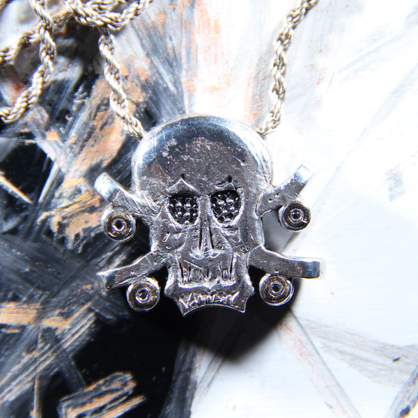 Gold skull sale and crossbones pendant